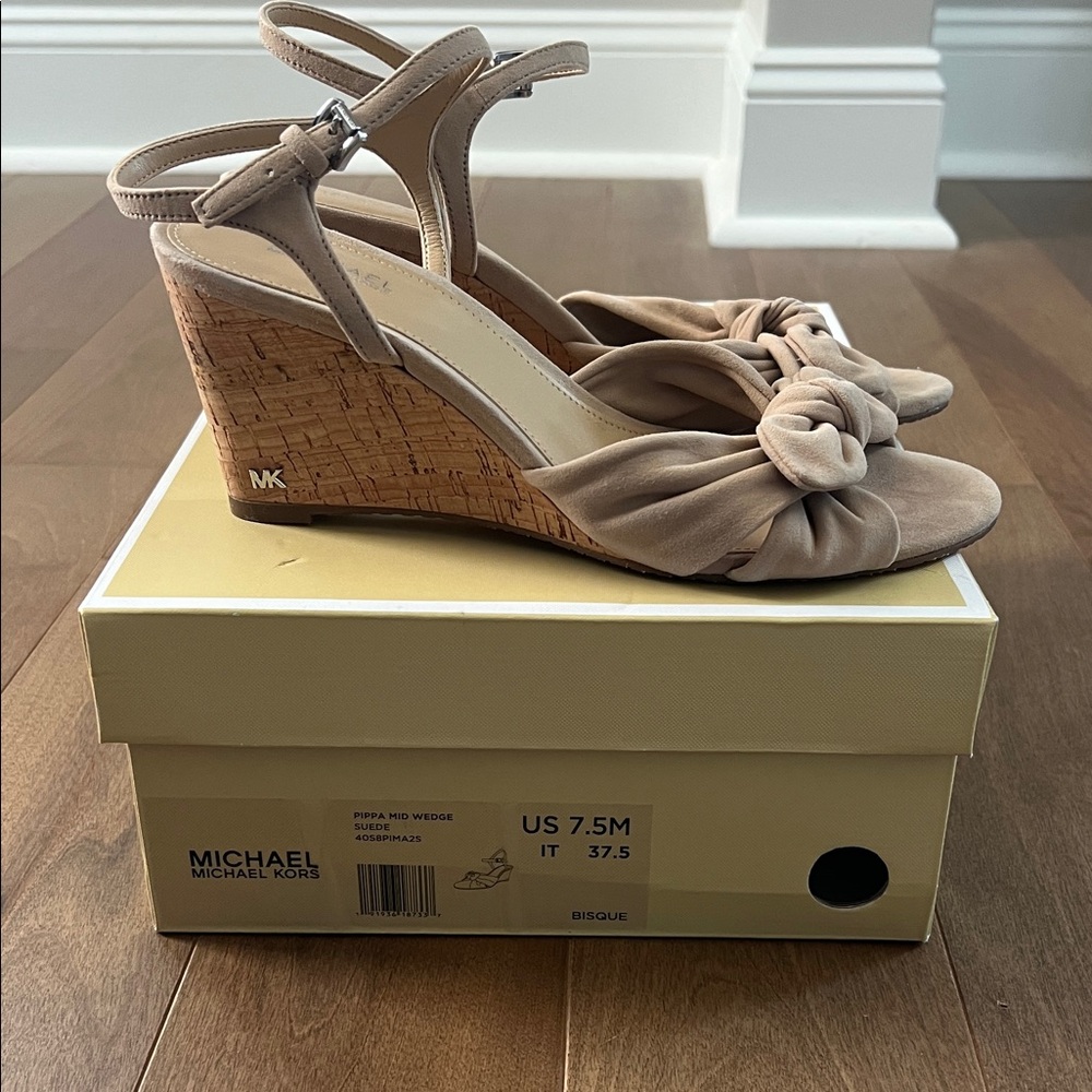 Michael Kors Elegant Beige Sandals - Picture 2 of 7